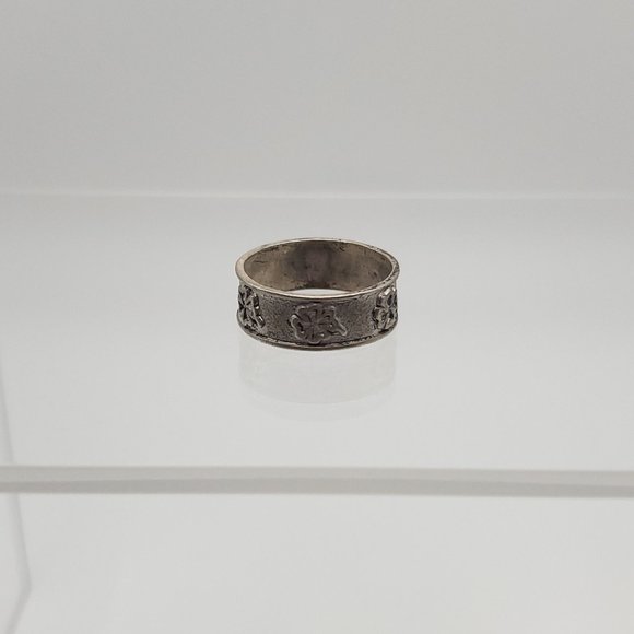 Size 5.5 925 Sterling Silver Tarnished Four Leaf Clover Unique Ring - Picture 1 of 7